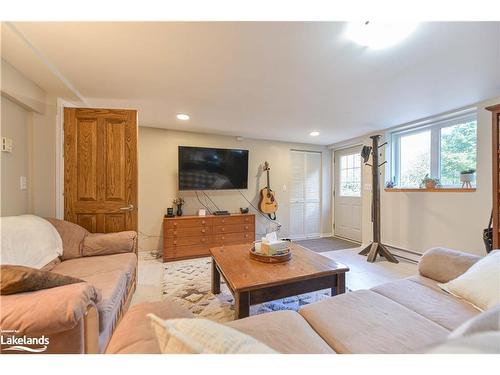 235 Medonte Sideroad 2, Coldwater, ON - Indoor Photo Showing Living Room