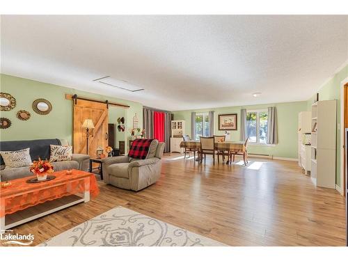 960 County Road 6 N, Tiny, ON - Indoor Photo Showing Living Room