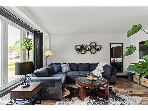 712 Elgin Street, Newmarket, ON - Indoor Photo Showing Living Room