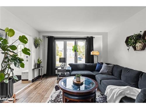 712 Elgin Street, Newmarket, ON - Indoor Photo Showing Living Room