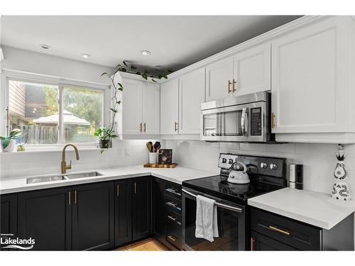 712 Elgin Street, Newmarket, ON - Indoor Photo Showing Kitchen With Double Sink