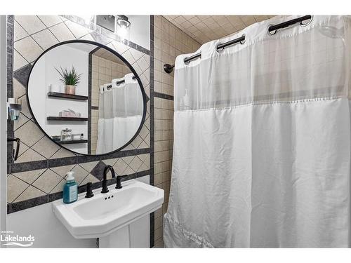 712 Elgin Street, Newmarket, ON - Indoor Photo Showing Bathroom