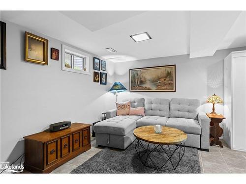 712 Elgin Street, Newmarket, ON - Indoor Photo Showing Living Room