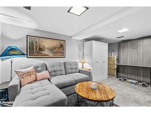 712 Elgin Street, Newmarket, ON - Indoor Photo Showing Living Room