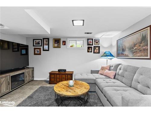 712 Elgin Street, Newmarket, ON - Indoor Photo Showing Living Room