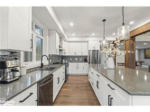 34 St Georges Court, Huntsville, ON - Indoor Photo Showing Kitchen With Double Sink With Upgraded Kitchen