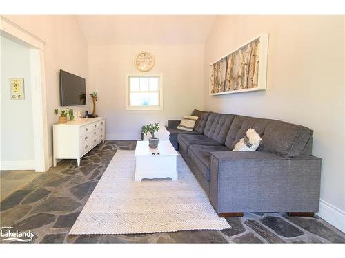 18 Homestead Drive, Clearview, ON - Indoor Photo Showing Living Room