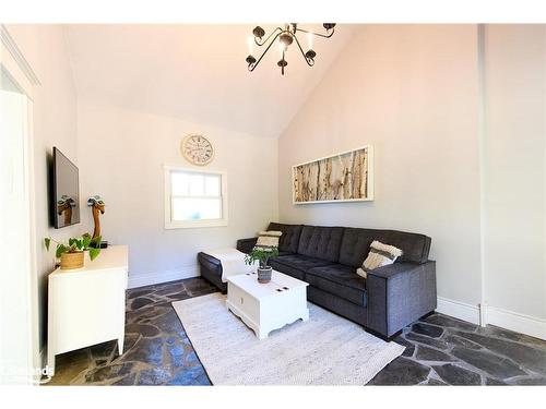 18 Homestead Drive, Clearview, ON - Indoor Photo Showing Living Room