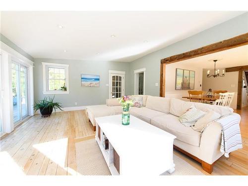 18 Homestead Drive, Clearview, ON - Indoor Photo Showing Living Room