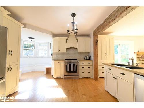 18 Homestead Drive, Clearview, ON - Indoor Photo Showing Kitchen With Double Sink