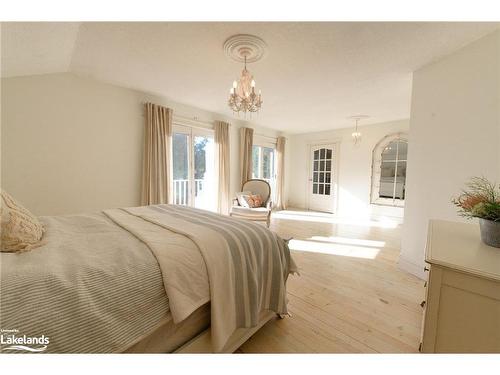 18 Homestead Drive, Clearview, ON - Indoor Photo Showing Bedroom