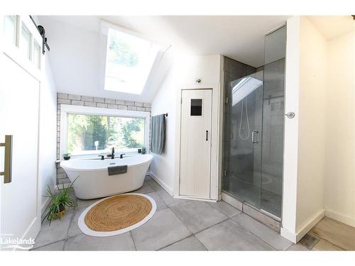 18 Homestead Drive, Clearview, ON - Indoor Photo Showing Bathroom