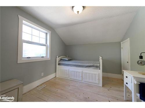 18 Homestead Drive, Clearview, ON - Indoor Photo Showing Bedroom