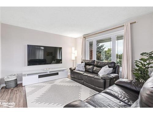 2 Bush Street, Collingwood, ON - Indoor Photo Showing Living Room