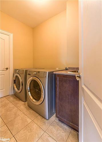 1-10 Invermara Court, Orillia, ON - Indoor Photo Showing Laundry Room