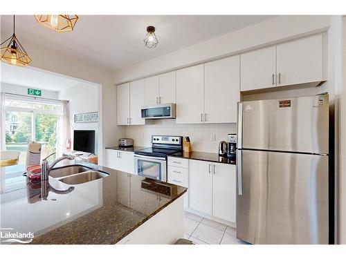 31-171 Snowbridge Way, The Blue Mountains, ON - Indoor Photo Showing Kitchen With Double Sink With Upgraded Kitchen