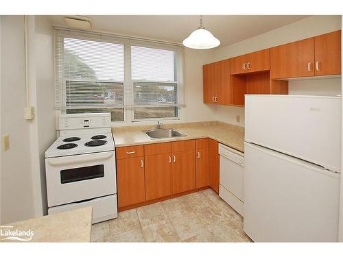 17-118 Isabella Street, Parry Sound, ON - Indoor Photo Showing Kitchen