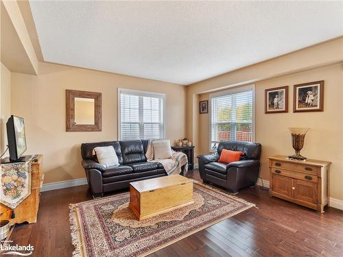 35 Little Ryans Way, Bracebridge, ON - Indoor Photo Showing Living Room