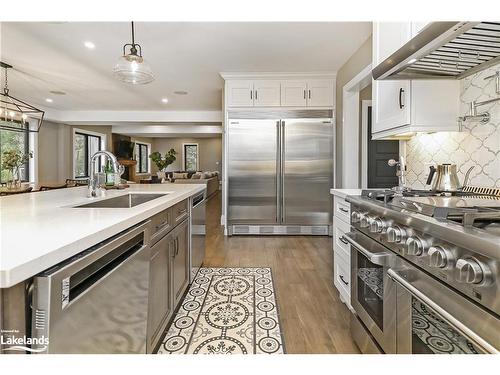 3 Holly Court, Collingwood, ON - Indoor Photo Showing Kitchen With Upgraded Kitchen