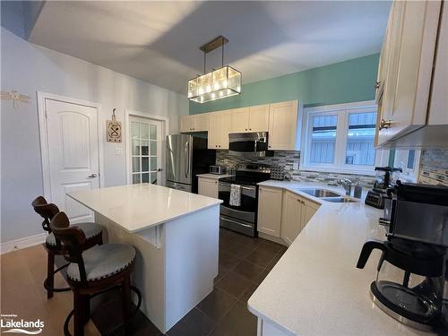 31 Hughes Street, Collingwood, ON - Indoor Photo Showing Kitchen With Double Sink