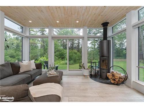 470 Markles Road, Huntsville, ON - Indoor Photo Showing Living Room