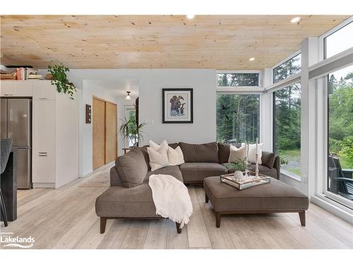 470 Markles Road, Huntsville, ON - Indoor Photo Showing Living Room