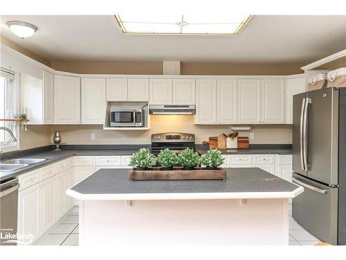 13 Riverdale Drive, Wasaga Beach, ON - Indoor Photo Showing Kitchen