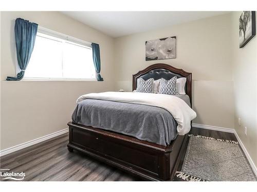 13 Riverdale Drive, Wasaga Beach, ON - Indoor Photo Showing Bedroom