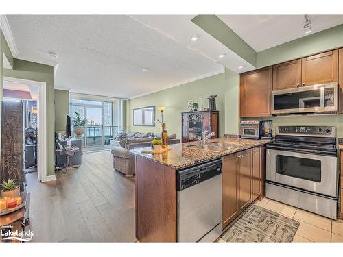 1110-100 Promenade Circle, York, ON - Indoor Photo Showing Kitchen With Double Sink