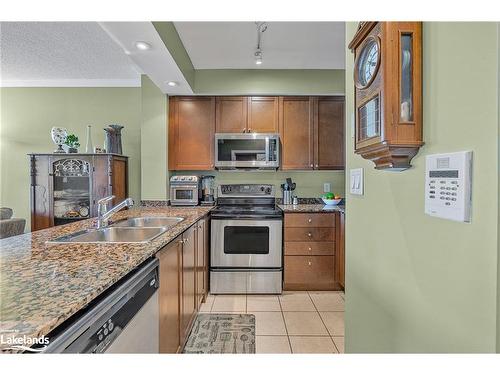 1110-100 Promenade Circle, York, ON - Indoor Photo Showing Kitchen With Double Sink