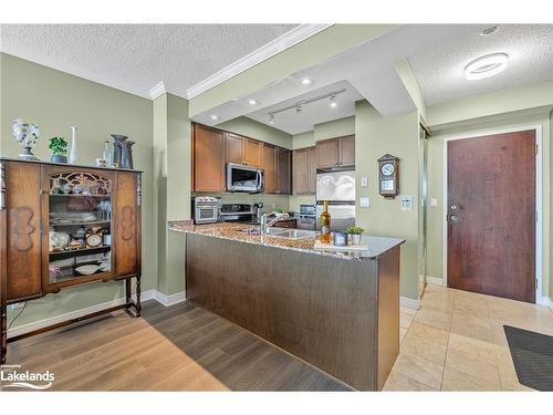 1110-100 Promenade Circle, York, ON - Indoor Photo Showing Kitchen With Double Sink