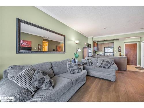 1110-100 Promenade Circle, York, ON - Indoor Photo Showing Living Room