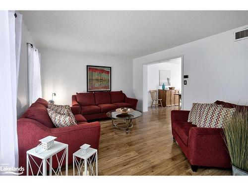 17 Mckean Boulevard, Nottawa, ON - Indoor Photo Showing Living Room