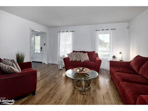 17 Mckean Boulevard, Nottawa, ON - Indoor Photo Showing Living Room