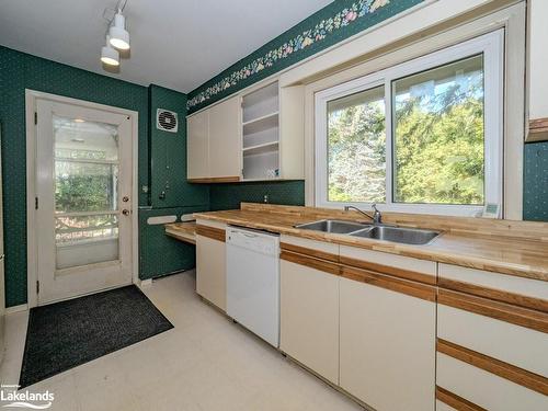 20 Hamilton Street, Bracebridge, ON - Indoor Photo Showing Kitchen With Double Sink