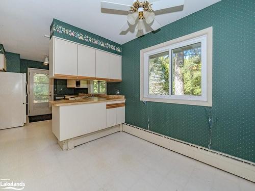 20 Hamilton Street, Bracebridge, ON - Indoor Photo Showing Kitchen