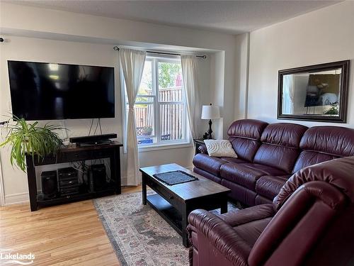 25 Little Ryans Way, Bracebridge, ON - Indoor Photo Showing Living Room