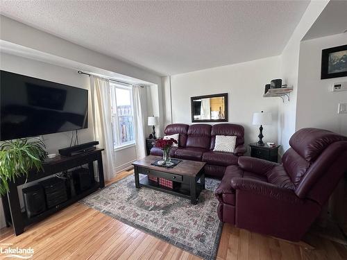 25 Little Ryans Way, Bracebridge, ON - Indoor Photo Showing Living Room