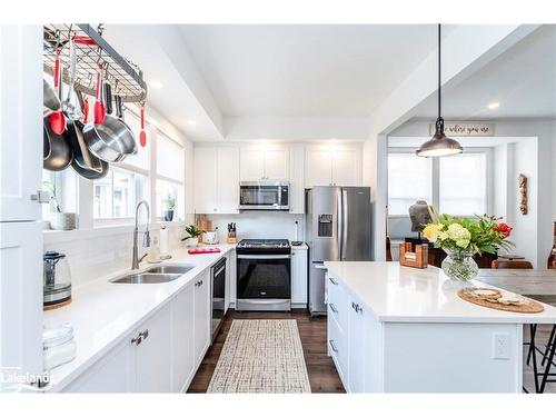 36 Danielle Crescent, Midland, ON - Indoor Photo Showing Kitchen With Double Sink With Upgraded Kitchen