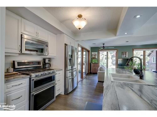 324 Bethune Drive N, Gravenhurst, ON - Indoor Photo Showing Kitchen