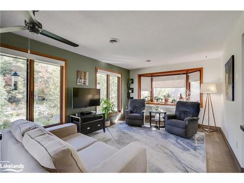 324 Bethune Drive N, Gravenhurst, ON - Indoor Photo Showing Living Room