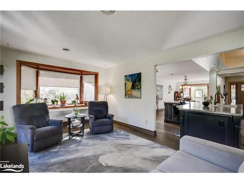 324 Bethune Drive N, Gravenhurst, ON - Indoor Photo Showing Living Room