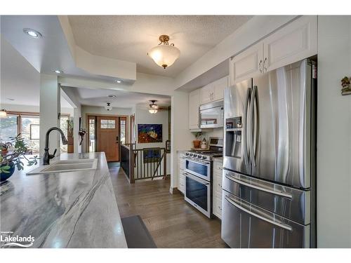 324 Bethune Drive N, Gravenhurst, ON - Indoor Photo Showing Kitchen With Double Sink With Upgraded Kitchen