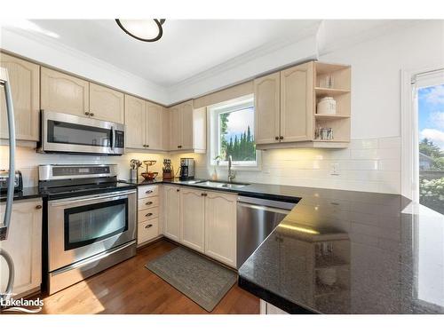 911 Watson Place, Midland, ON - Indoor Photo Showing Kitchen