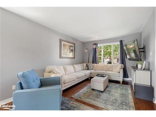 911 Watson Place, Midland, ON - Indoor Photo Showing Living Room