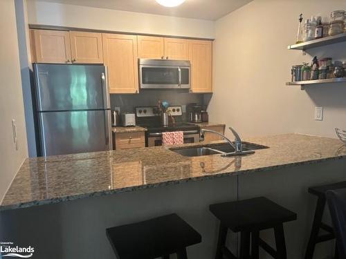 106-6 Brandy Lane Drive, Collingwood, ON - Indoor Photo Showing Kitchen With Double Sink With Upgraded Kitchen