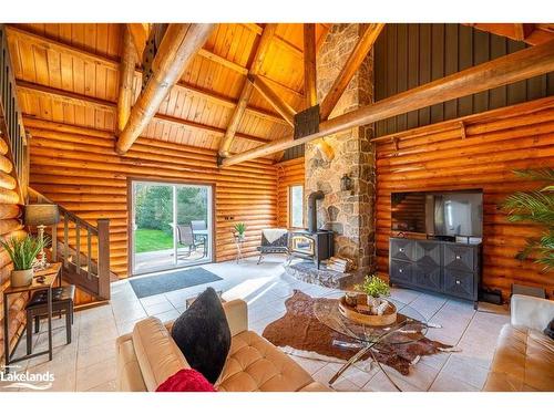 879 South Horn Lake Road, Burk'S Falls, ON - Indoor Photo Showing Living Room