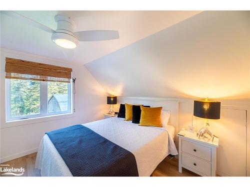 879 South Horn Lake Road, Burk'S Falls, ON - Indoor Photo Showing Bedroom