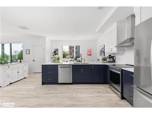 109-18 Campus Trail, Huntsville, ON - Indoor Photo Showing Kitchen With Stainless Steel Kitchen With Upgraded Kitchen