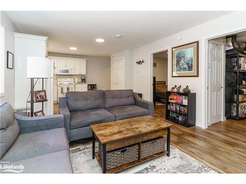 1070 592 Highway N, Emsdale, ON - Indoor Photo Showing Living Room